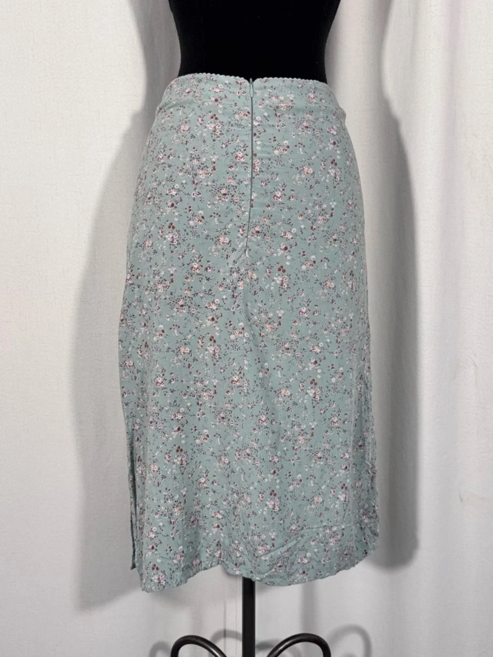 Mint Green Floral Midi Skirt with Slim Silhouette